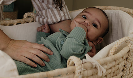 Pourquoi votre bébé lutte contre le sommeil ? Nos conseils