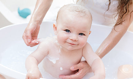 Rafraîchir un bébé quand il fait chaud : tous nos conseils