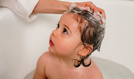 Sulfates dans les shampoings de votre bébé : faut-il les éviter ?