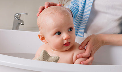 Sulfates dans les shampoings de votre bébé : faut-il les éviter ?