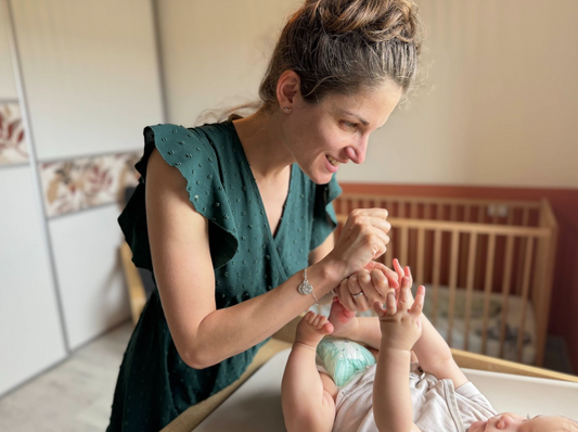 Bébé pleure quand on le change : l’apaiser avec les signes