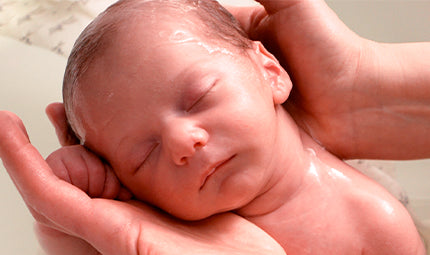 Mon bébé dort avec une tétine : danger ou une bonne idée ?