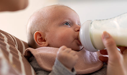 Comment faire accepter le biberon à un bébé allaité ?