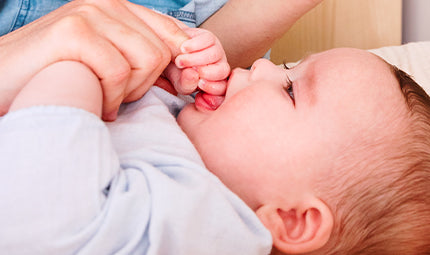 Comment savoir si un bébé fait ses dents ? Les symptômes