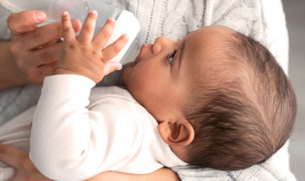 Comment hydrater un bébé qui refuse de boire ? Nos conseils