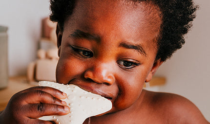 Votre bébé qui refuse la tétine : nos astuces pour l’accompagner