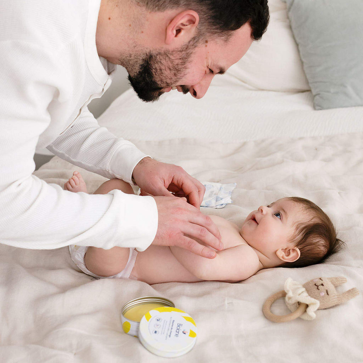 Papa changeant son bébé avec le baume de change Biolane