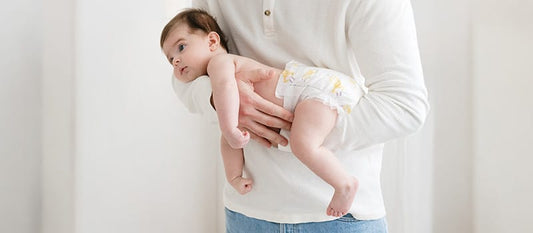 Un bébé dans les bras de son papa