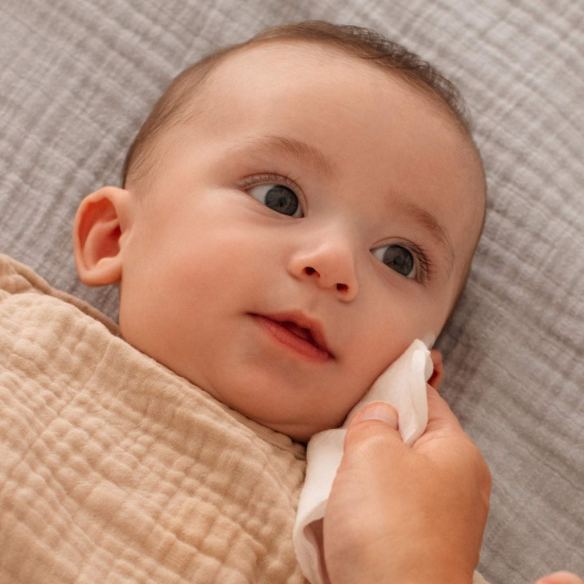 Lingette douce utilisée pour nettoyer le visage d’un bébé