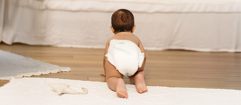 Un bébé qui marche à quatre pattes.