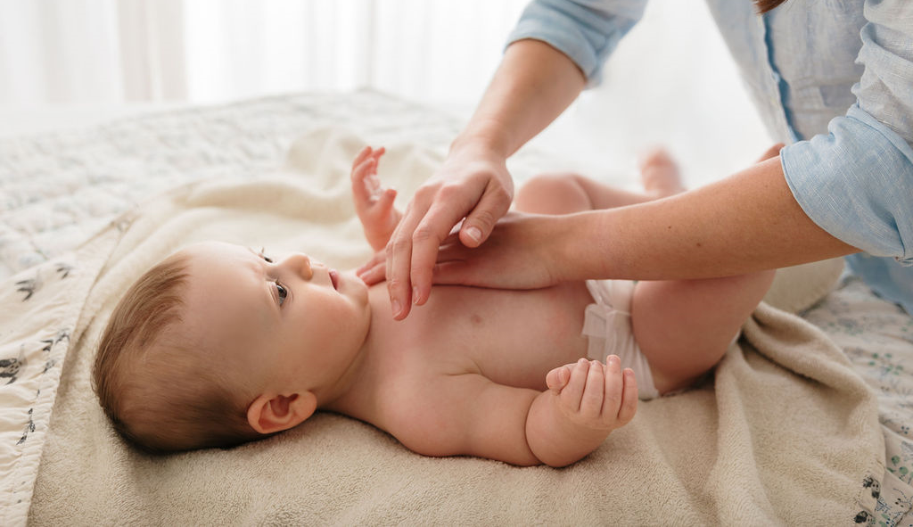 Massage bébé, les bienfaits sur le sommeil