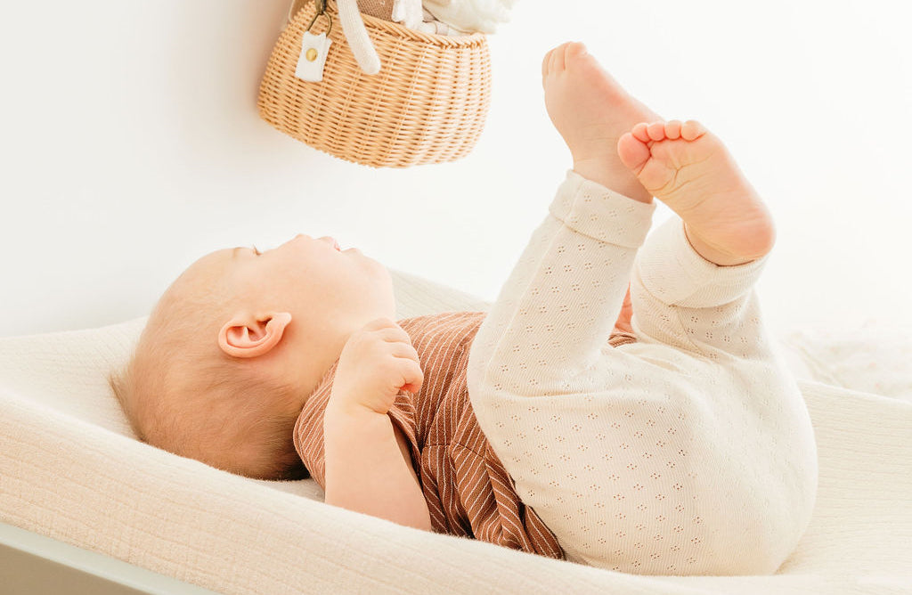Biolane - Comment savoir si bébé a la peau sèche ? La peau sèche apparait  suite à une agression extérieure comme un bain, une promenade dans le  froid, le vent ou au
