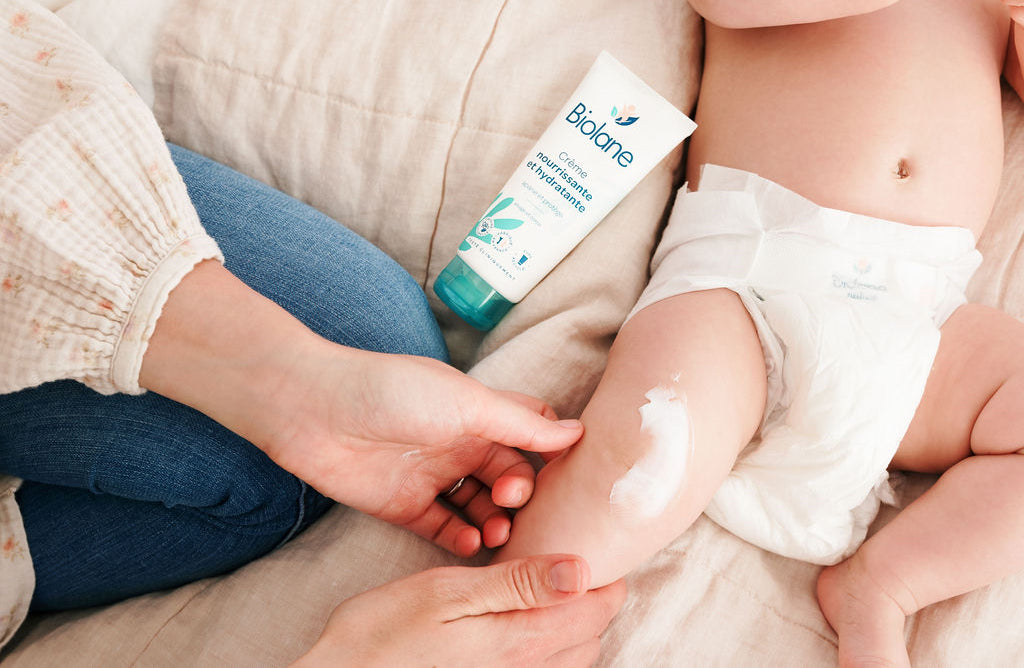 Biolane - Comment savoir si bébé a la peau sèche ? La peau sèche apparait  suite à une agression extérieure comme un bain, une promenade dans le  froid, le vent ou au
