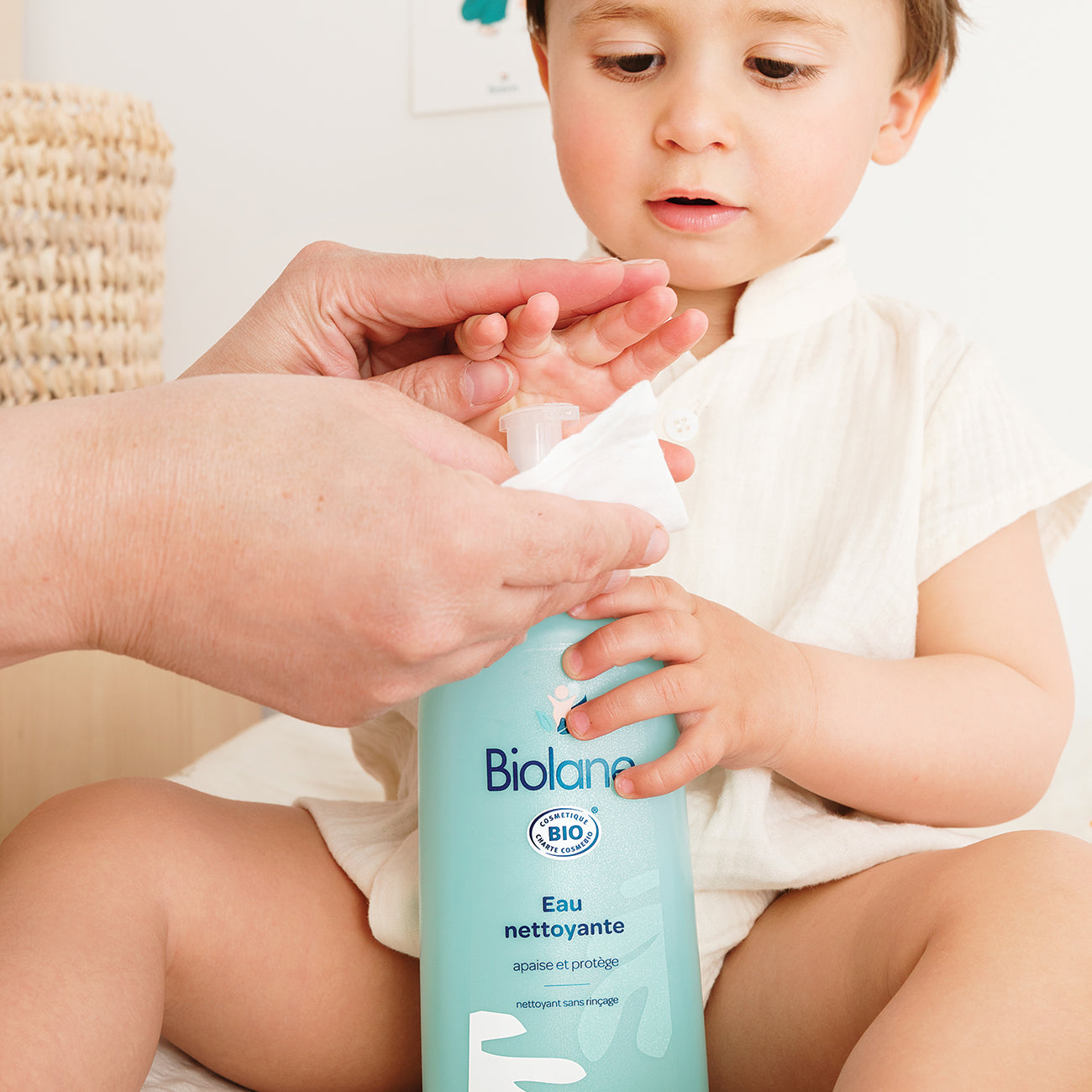 BIOLANE - Eau Pure H2O - Nettoyant pour le visage, corps et siège du bébé -  Sans rinçage - Très doux - Sans savon - Flacon de 400ml - Fabriqué en
