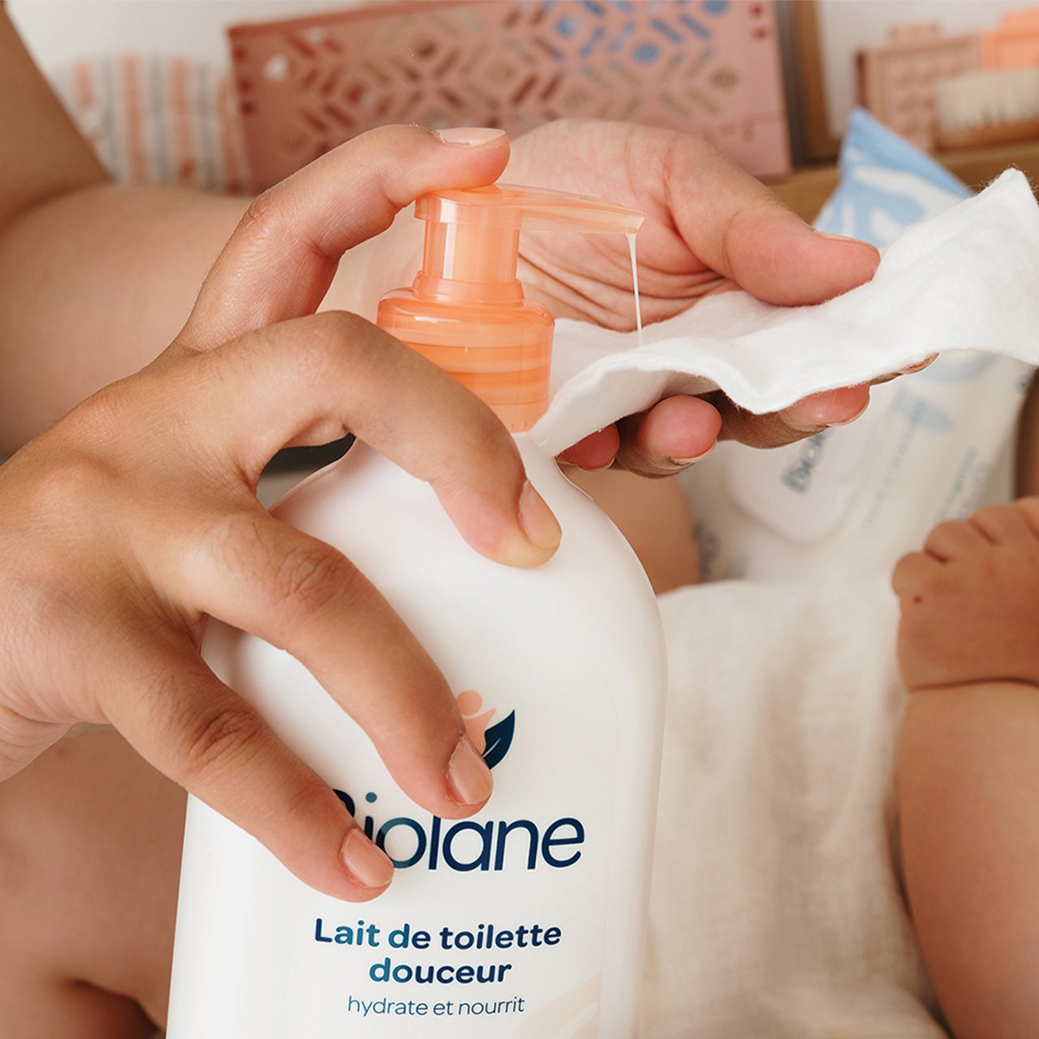 Biolane - Creme hydratante bebe bio - Nourrit et protège le visage et le  corps de bébé - 99% d'origine naturelle - 100 ml - Fabriqué en France :  : Beauté et Parfum